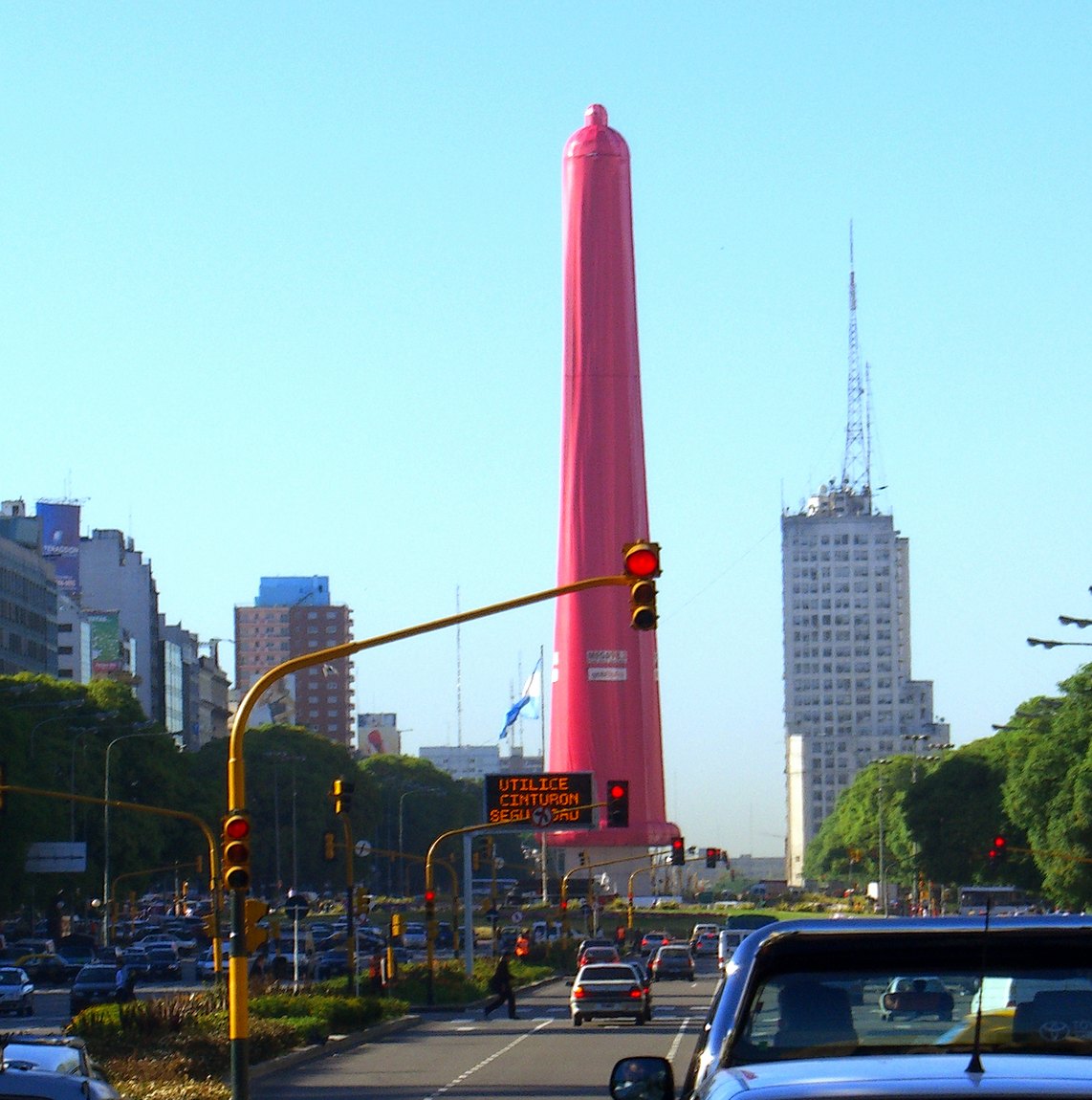 Обелиск Буэнос-Айреса в презервативе