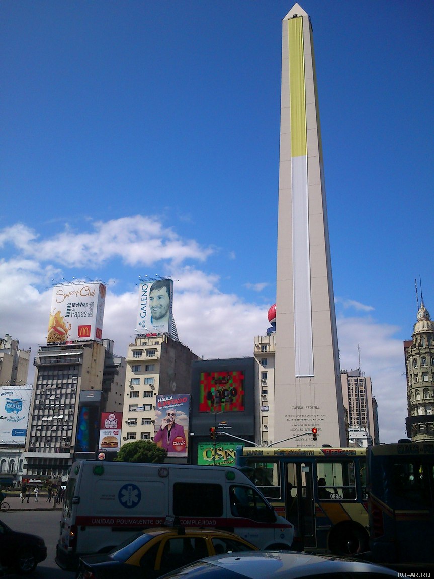 Обелиск Буэнос-Айреса с флагом Ватикана