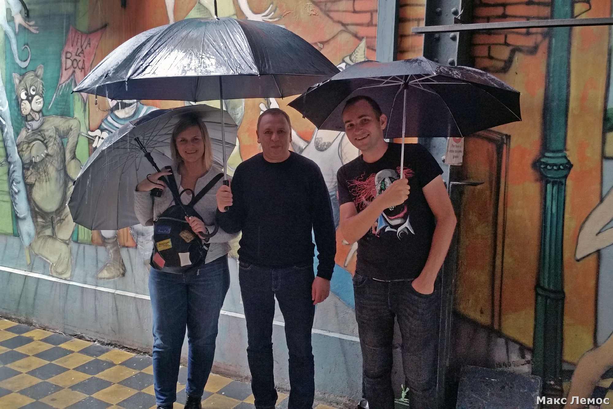 Туристы фотографируются