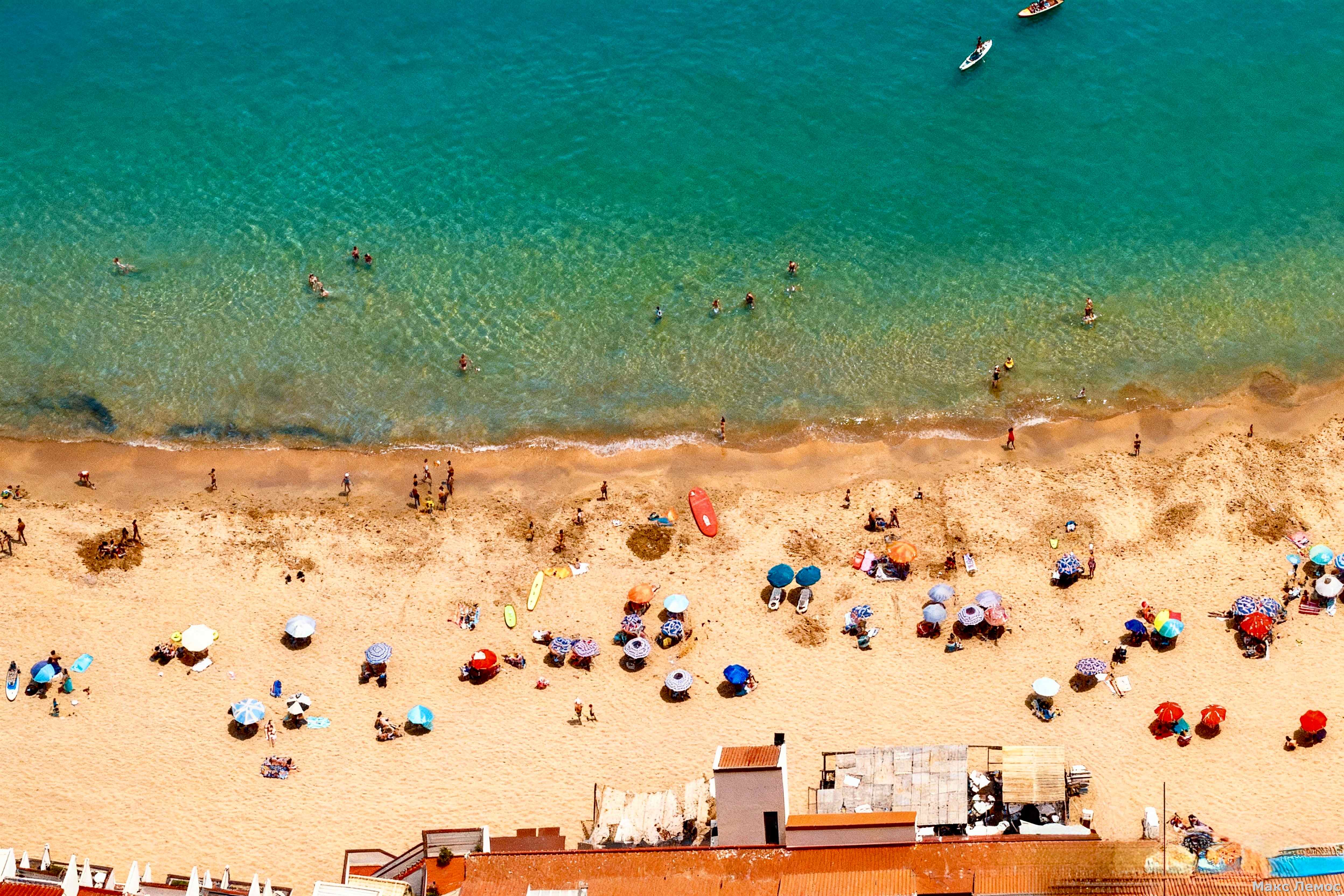 Пляж Гибралтара — кристально чистая вода и толпа туристов