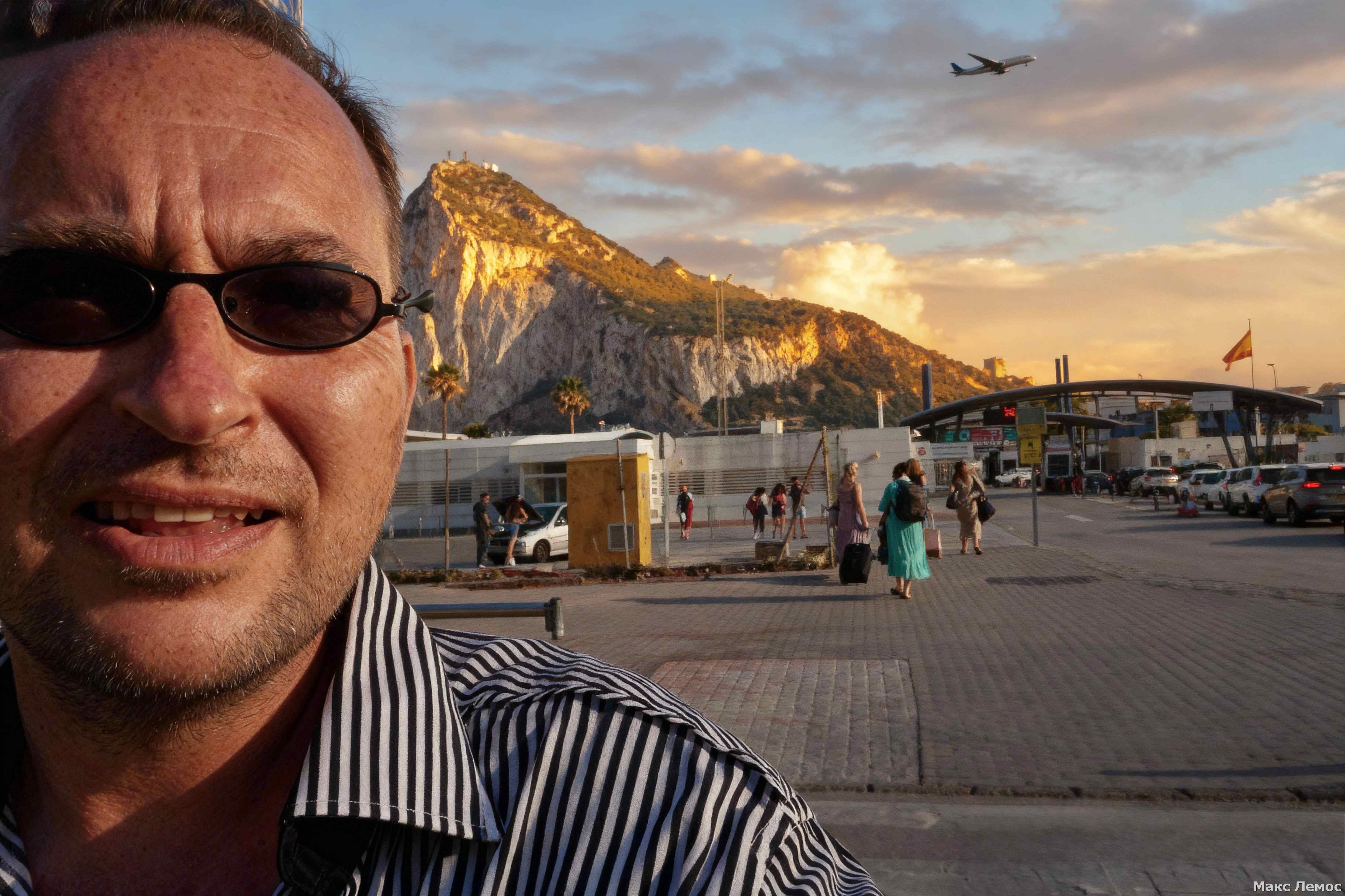Я, гид Макс Лемос, на фоне Скалы Гибралтара и канатной дороги Top of the Rock