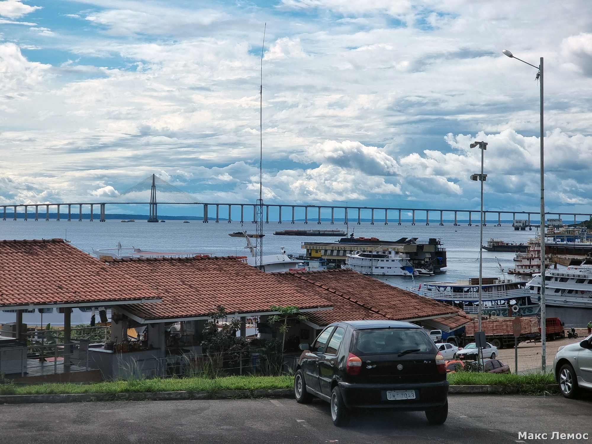 Я, гид Макс Лемос, в сердце амазонской джунгли на фоне притоков Амазонки