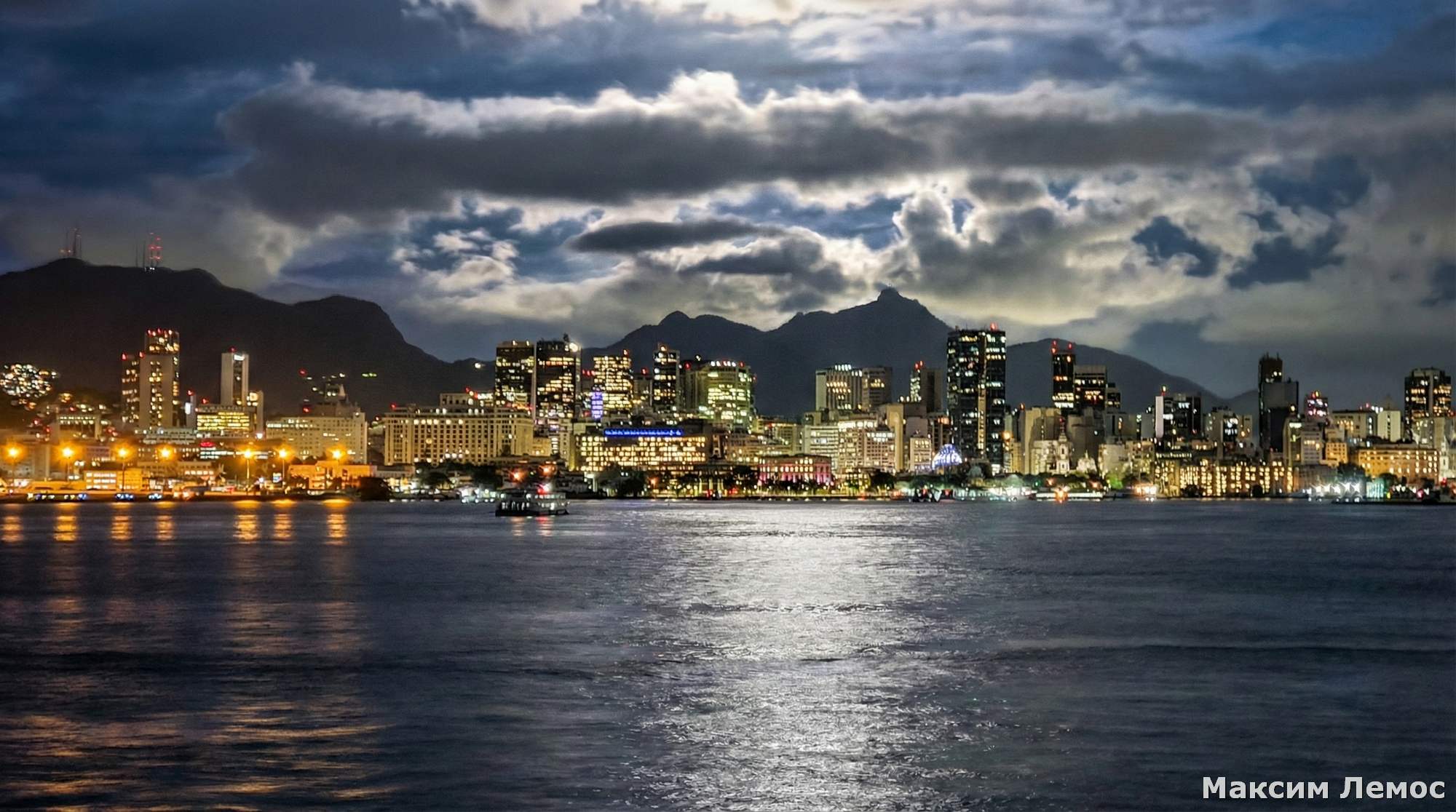 Бары на пляже ночью