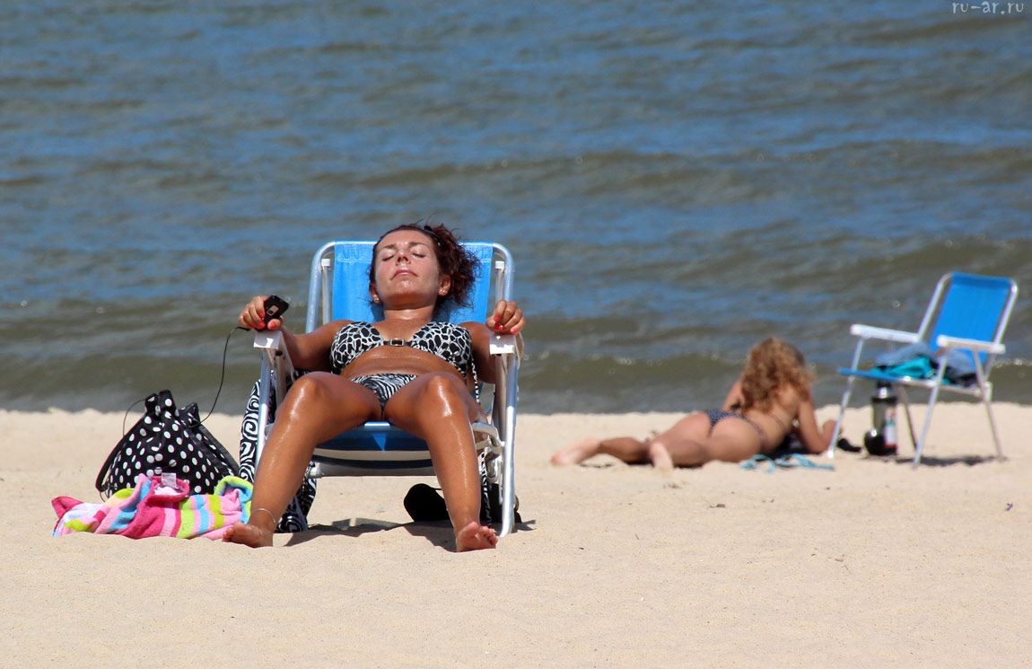 Фото дикий пляж девочке. Пляжи Аргентины девушки. Дикий пляж девушки. Аргентинские женщины на пляже. Уругвай женщины на пляжах.