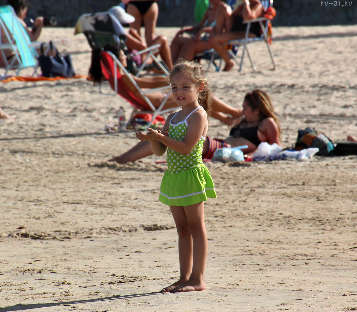 Фото дикий пляж девочке. Уругвай, Монтевидео: пляжи, девчонки.. Уругвай Монтевидео пляж. Первоклассницы на пляже. Детский пляж.